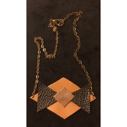 Collier court pièces de cuir