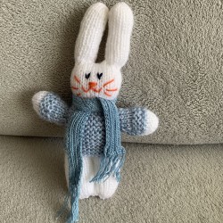 Lapin amigurumi en tricot